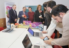 El consejero de Movilidad y Transformación Digital, José Luis Sanz Merino, presenta en Santoyo las aulas itinerantes.