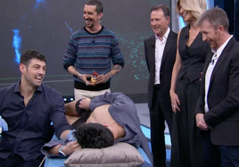 Javi Guerra, sometido a una ecografría en 'El Hormiguero'.