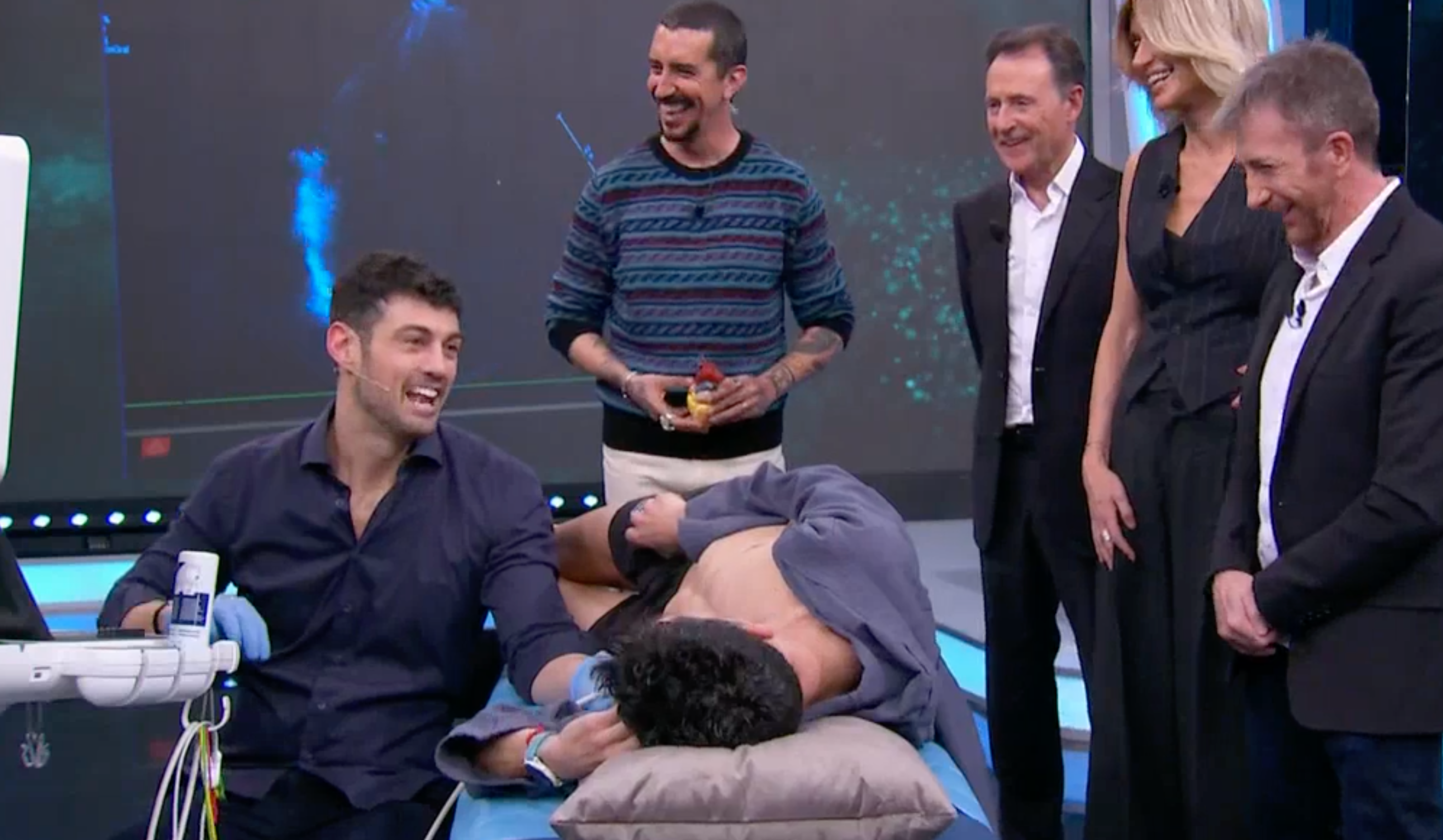 Javi Guerra, sometido a una ecografría en El Hormiguero.