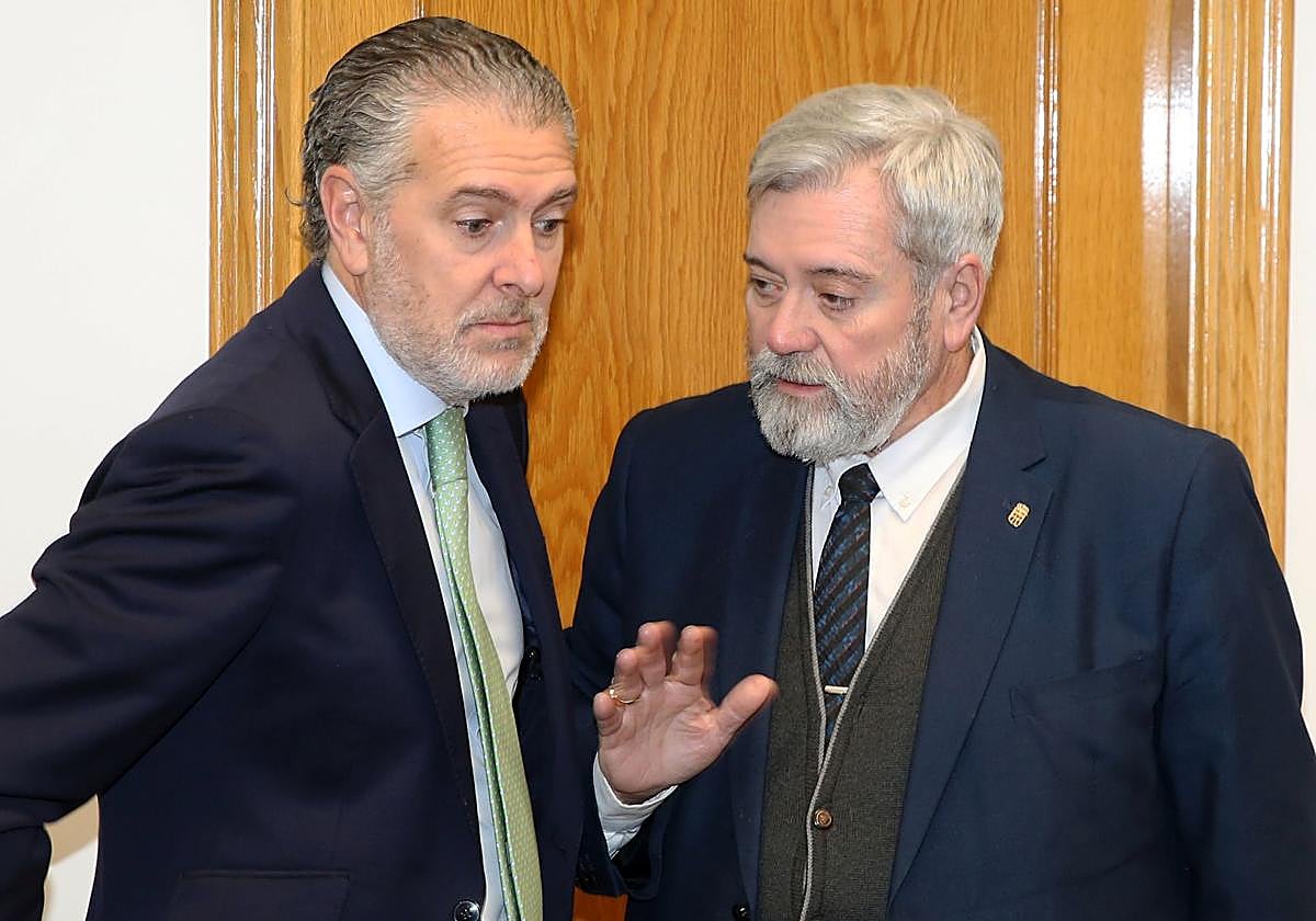 El presidente de la Fes, Andrés Ortega, junto al concejal de Urbanismo, Alejandro González-Salamanca.