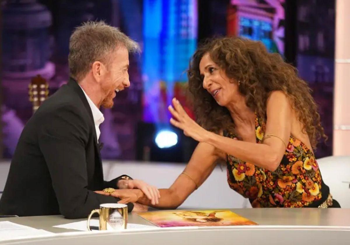 Pablo Motos con Rosario en 'El Hormiguero'.