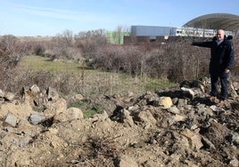 El alcalde de San Cristóbal muestra los terrenos donde se construirán las viviendas.