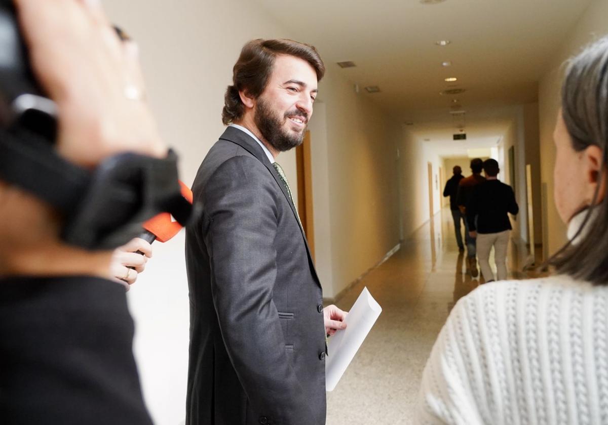 Juan García-Gallardo es preguntado el lunes por periodistas que hacen información parlamentaria tras registrar su renuncia al escaño.