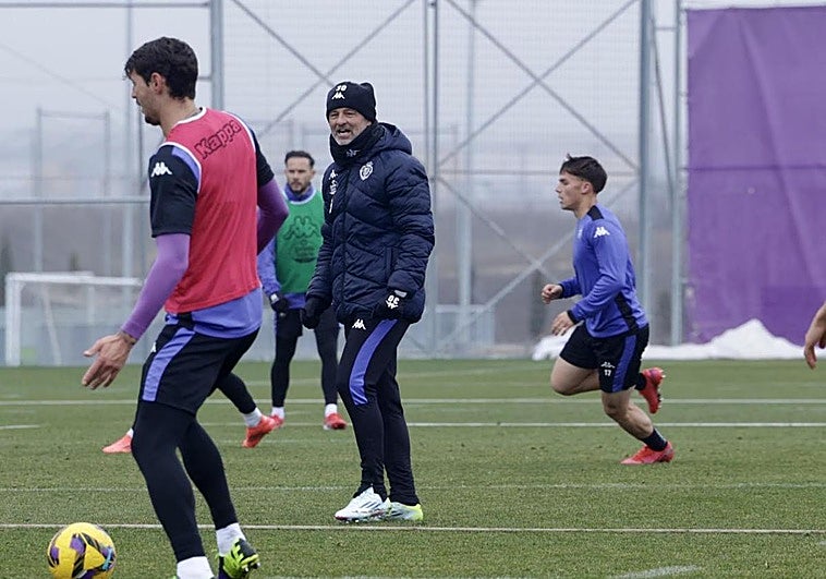 Diego Cocca impate indicaciones durante un entrenamiento del Real Valladolid.