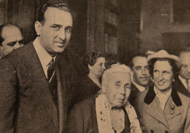 El ministro de Educación Joaquín Ruiz Jiménez, junto a la hispanista americana, en 1952, cuando fue condecorada con los más altos honores de la Orden de Isabel la Católica.