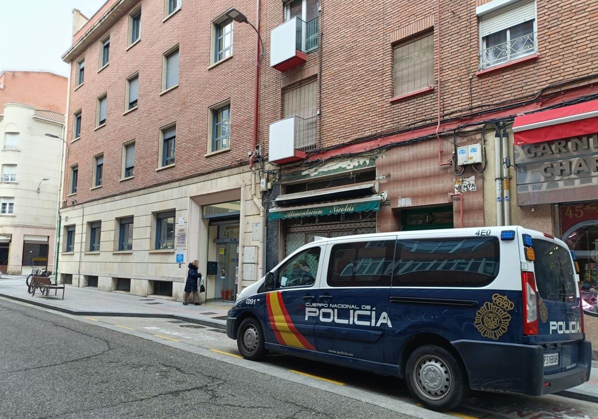 La Policía Nacional de Palencia, junto al centro de mayores de La Puebla, durante la operación.