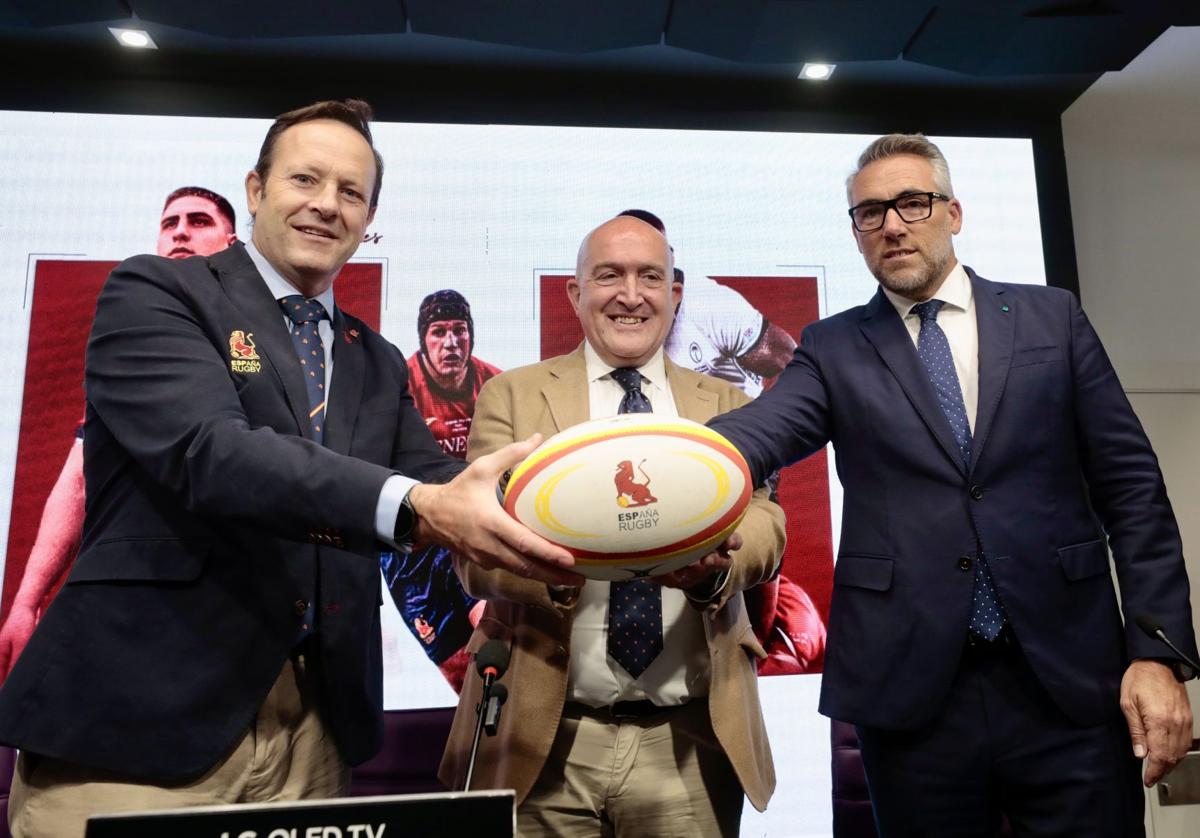 Hansen, el alcalde Jesús Julio Carnero y Jorge Santiago, portavoz del Real Valladolid, en la presentación del España-Fiyi.