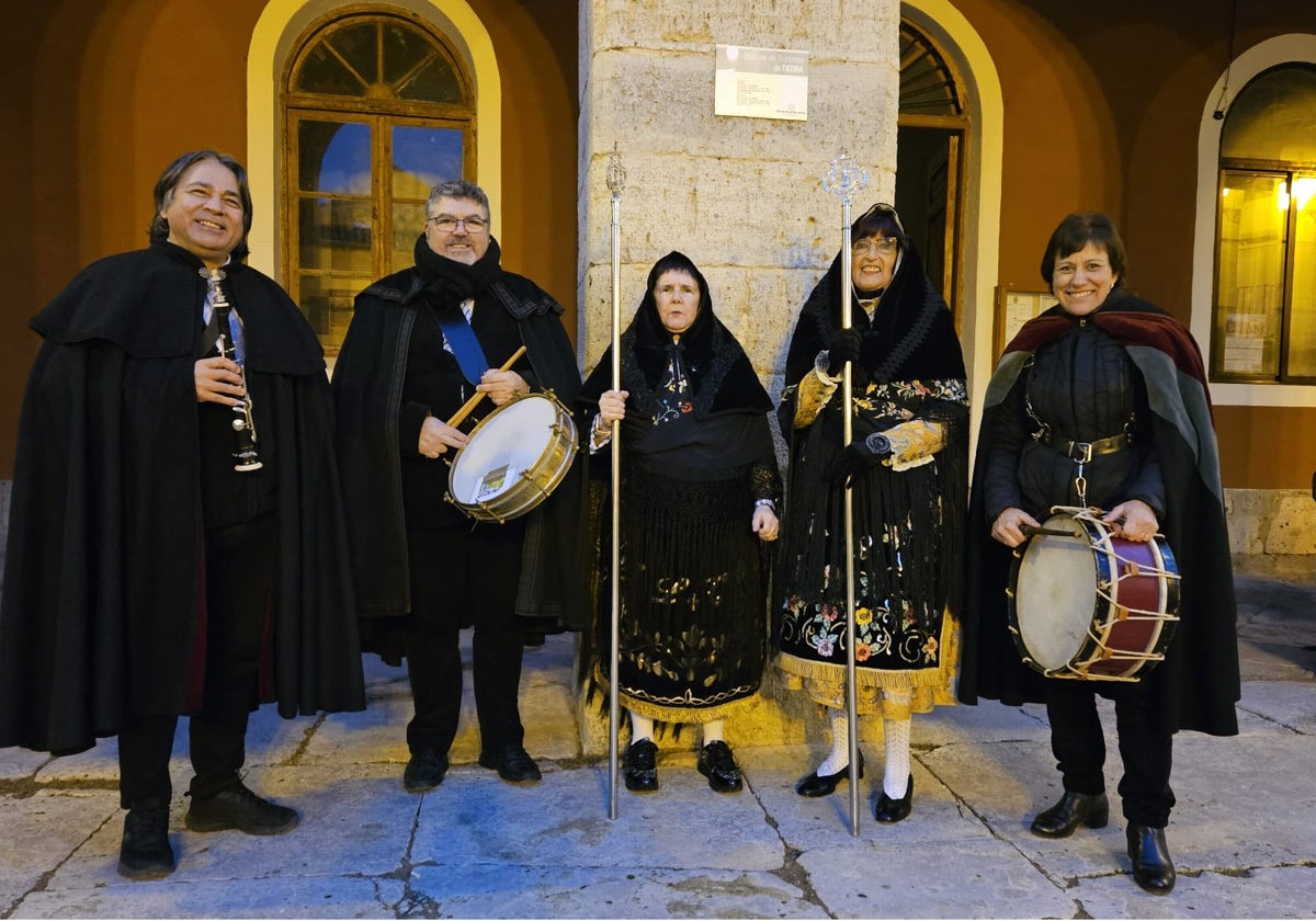 Laureana Tabarés y María Jesús de la Fuente, mayordoma y diputada, junto a los dulzaineros