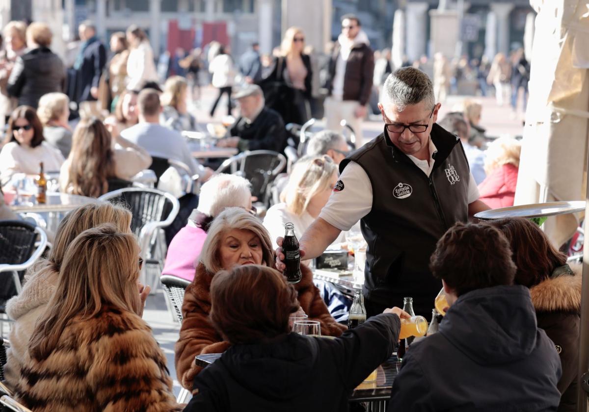 Un camarero atiende una terraza en la Plaza Mayor de Valladolid en una imagen de archivo.