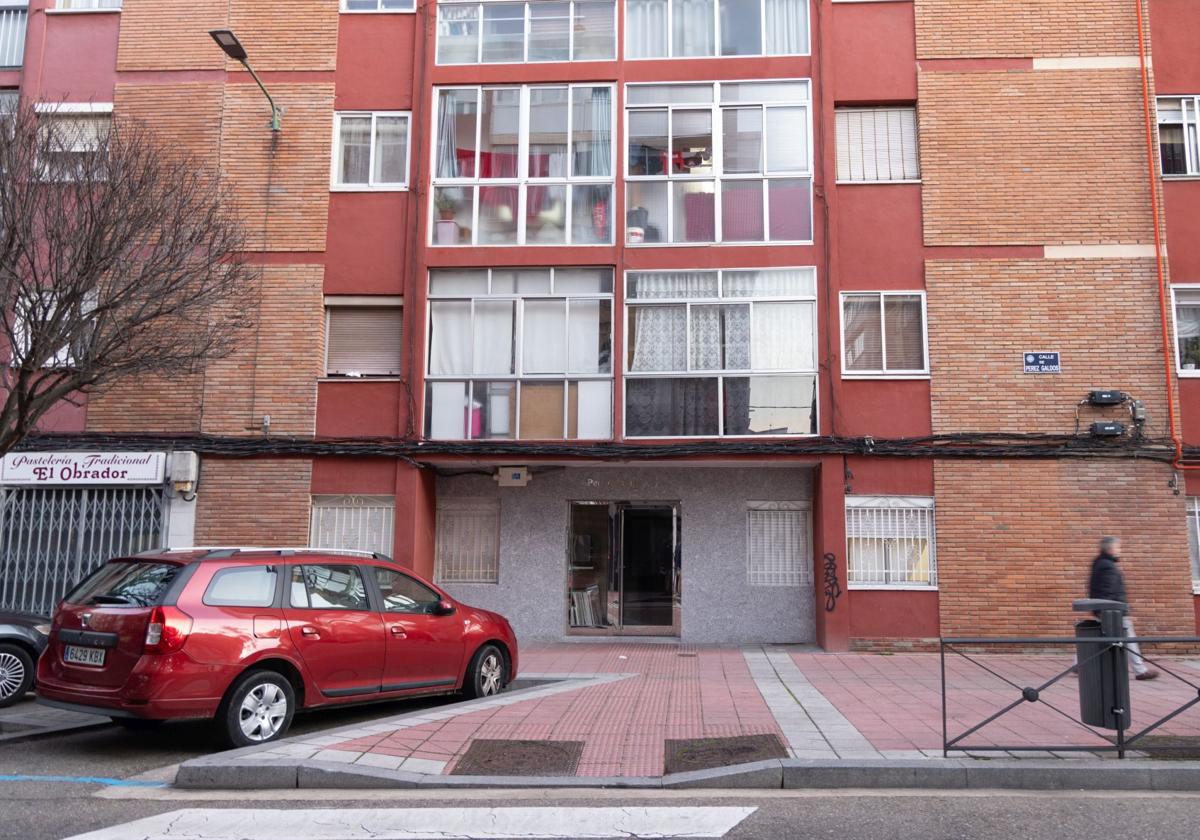 Número 32 de la calle Pérez Galdós de Valladolid, donde vivía la fallecida.