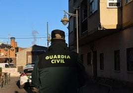 Un guardia civil, en el lugar de los hechos.