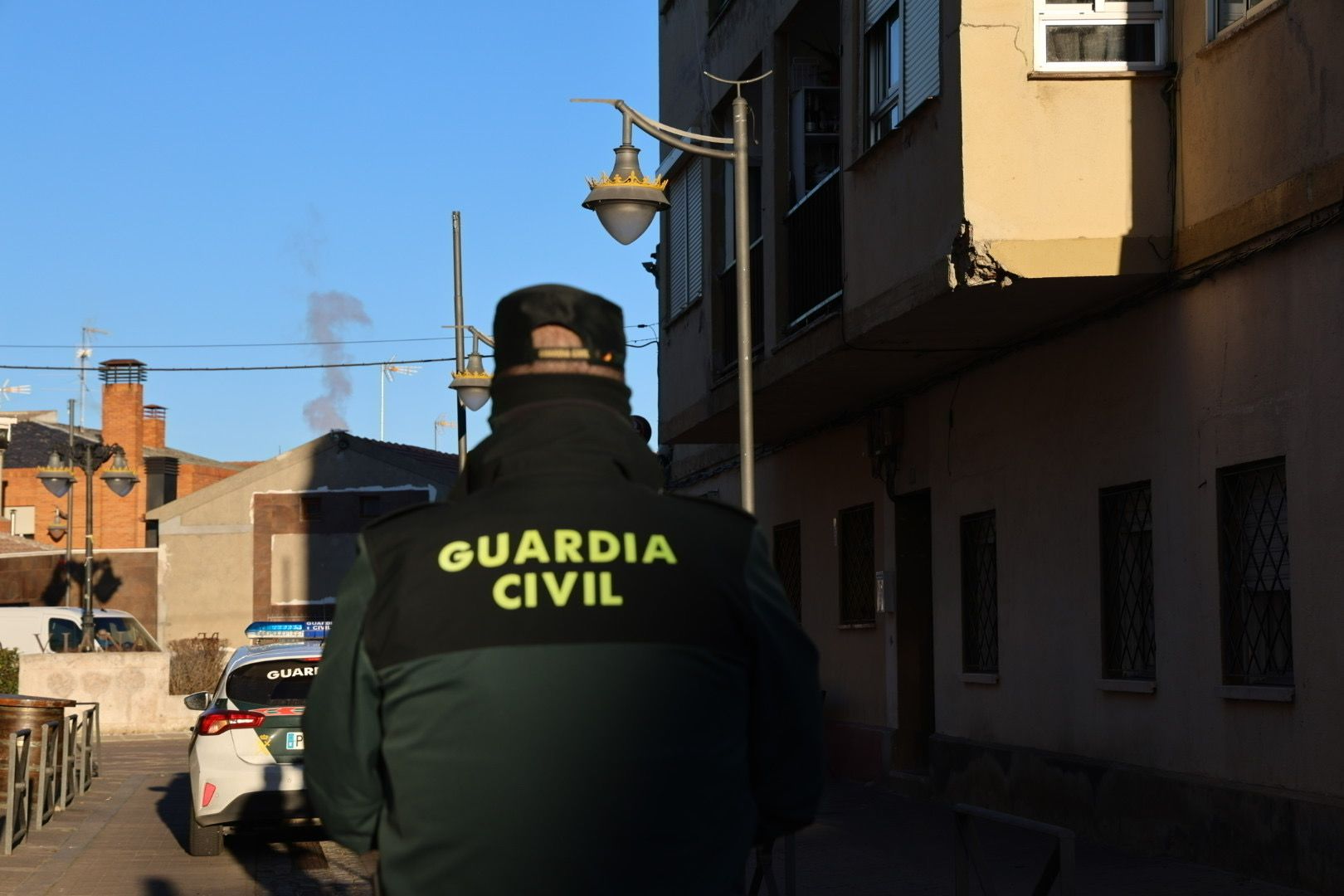 Un guardia civil, en el lugar de los hechos.