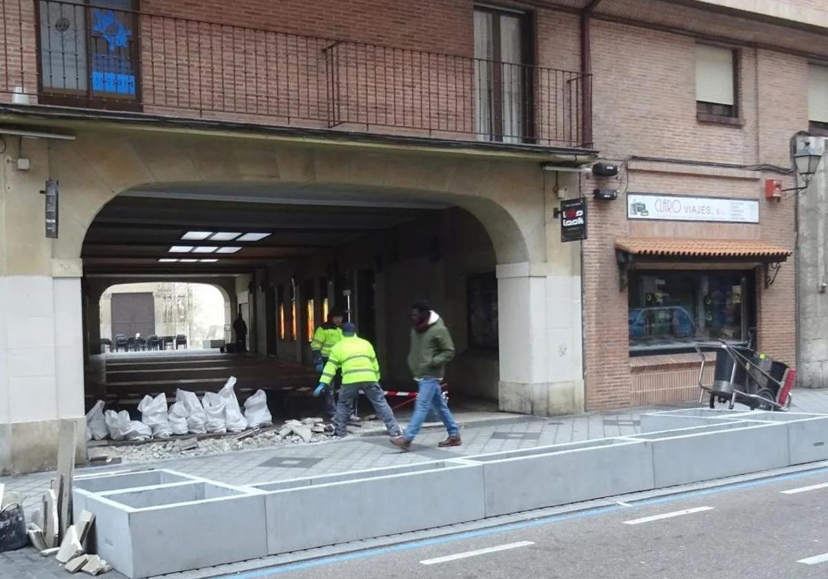 Los operarios rebajan los accesos al pasadizo de Torrecilla ante los bloques de hormigón que acogerán la bancada ajardinada.