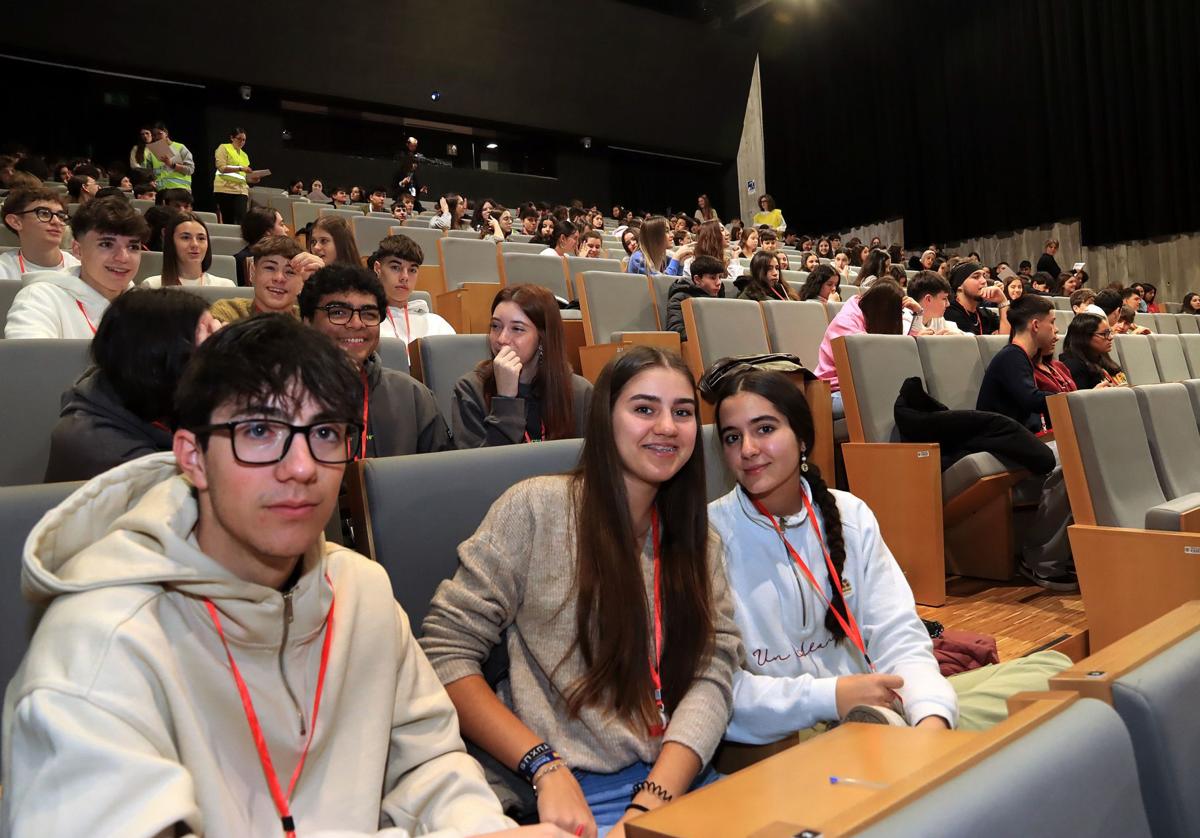 Los alumnos participantes, divididos en grupos de tres, a punto de empezar la primera prueba de la Olimpiada de Geología de Segovia.