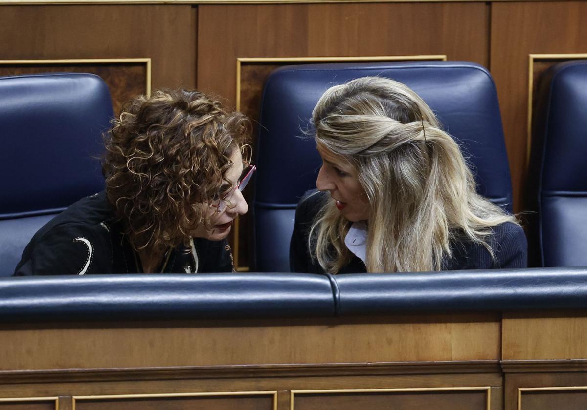 María Jesús Montero y Yolanda Díaz hablan durante un pleno.