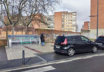 El Ayuntamiento de Valladolid reinstala los parkibicis sobre las aceras