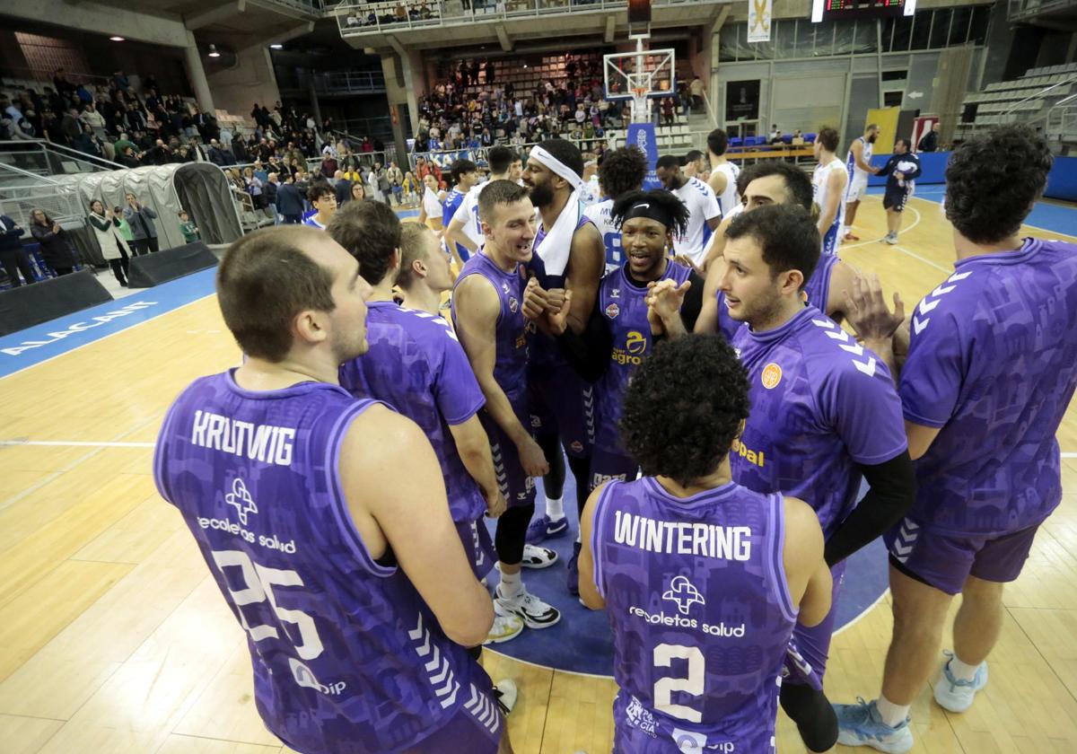 La plantilla del Súper Agropal Palencia celebra el triunfo ante el HLA Alicante.