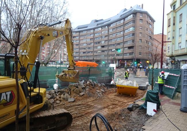 Trabajos de desmantelamiento de la antigua gasolinera de la plaza de la Circular.