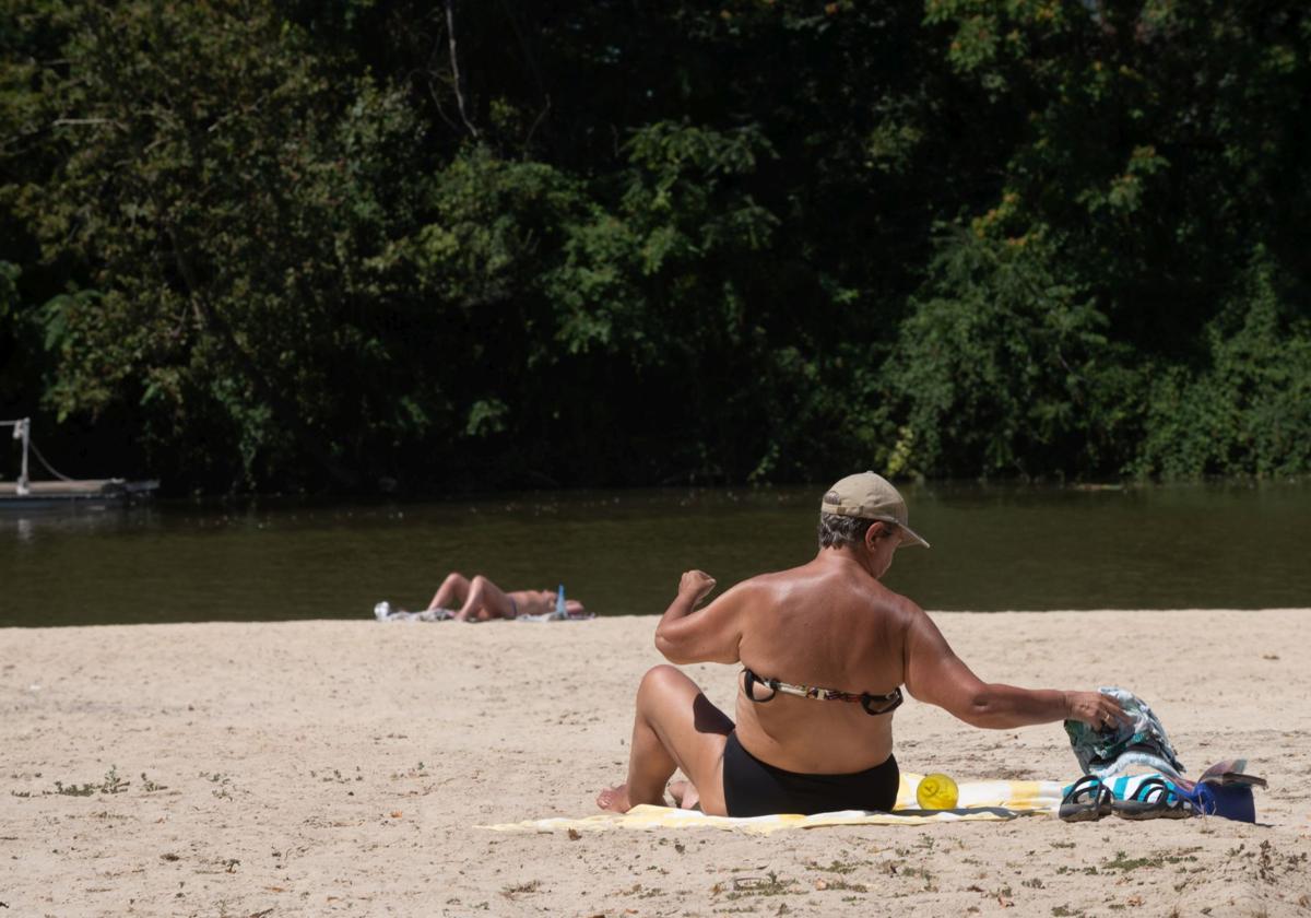 Usuarios toman el sol en la playa de Las Moreras, el pasado verano.