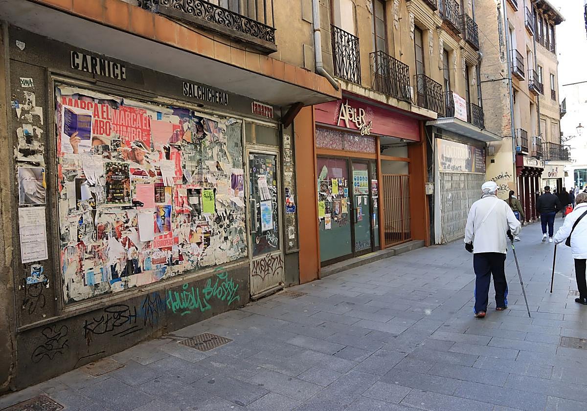 Comercios cerrados en la calle San Francisco de Segovia.
