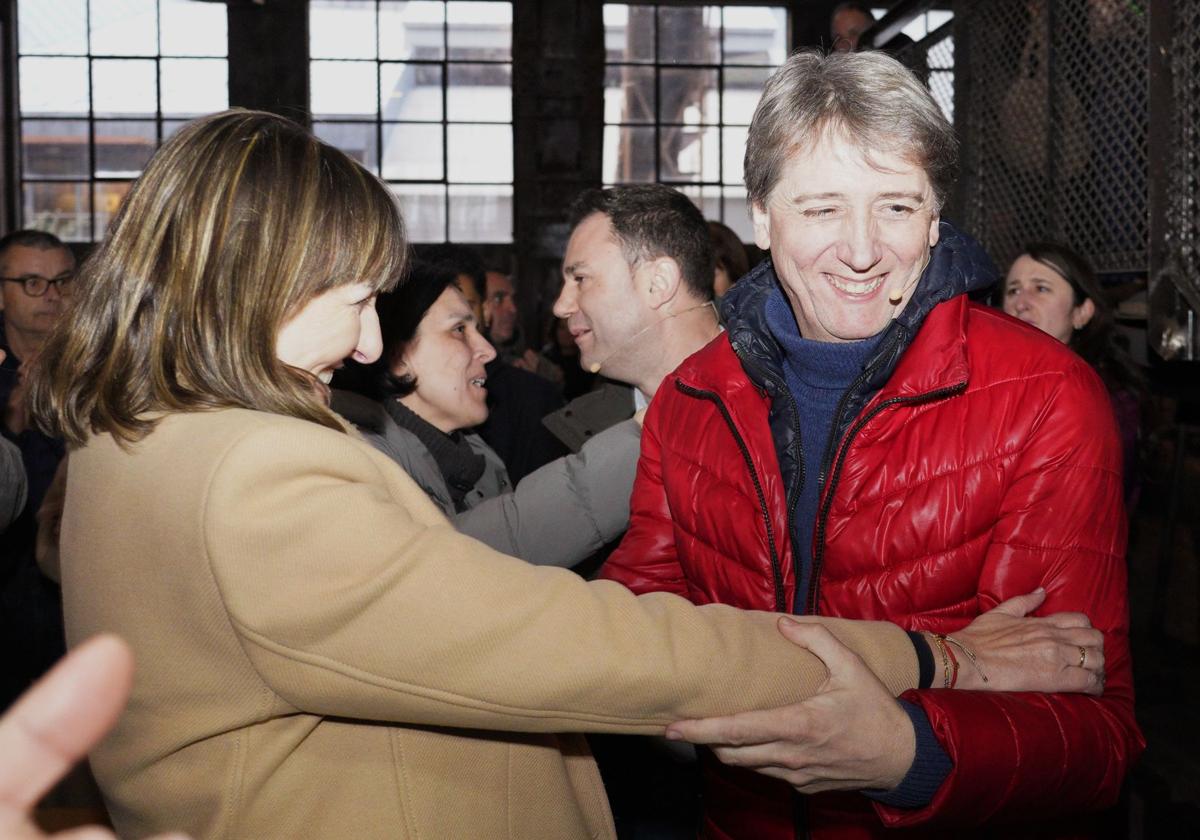 El secretario general del PSOE de Castilla y León, Carlos Martínez, durante un encuentro con militantes en Ponferrada.