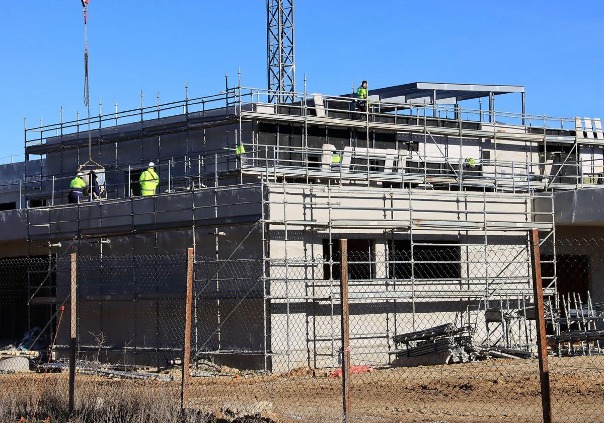 Obreros en la construcción, a día de hoy, del centro de salud de Nueva Segovia.