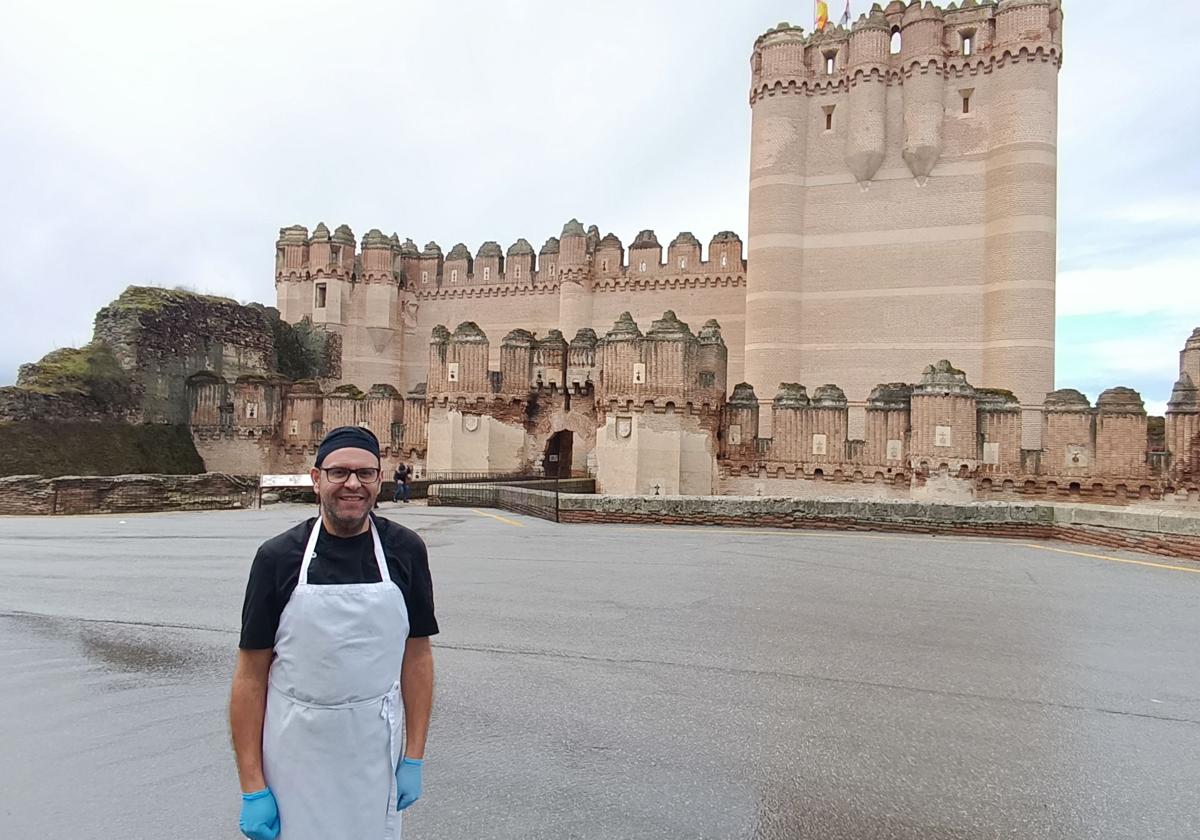 El cocinero José María Díez delante del castillo de Coca (Segovia), su lugar de trabajo.