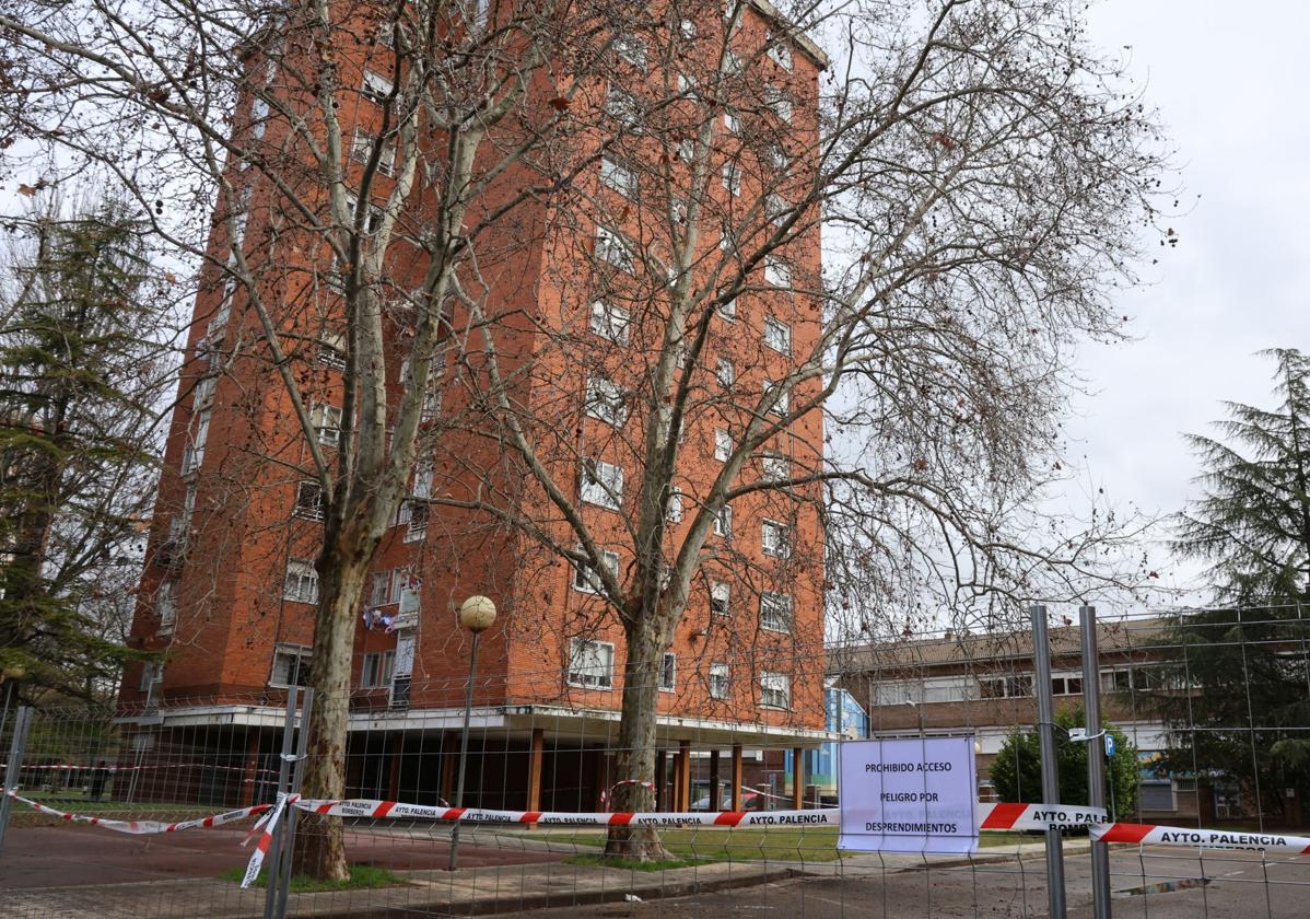 Vallas colocadas para impedir el acceso a las proximidades de la fachada afectada.