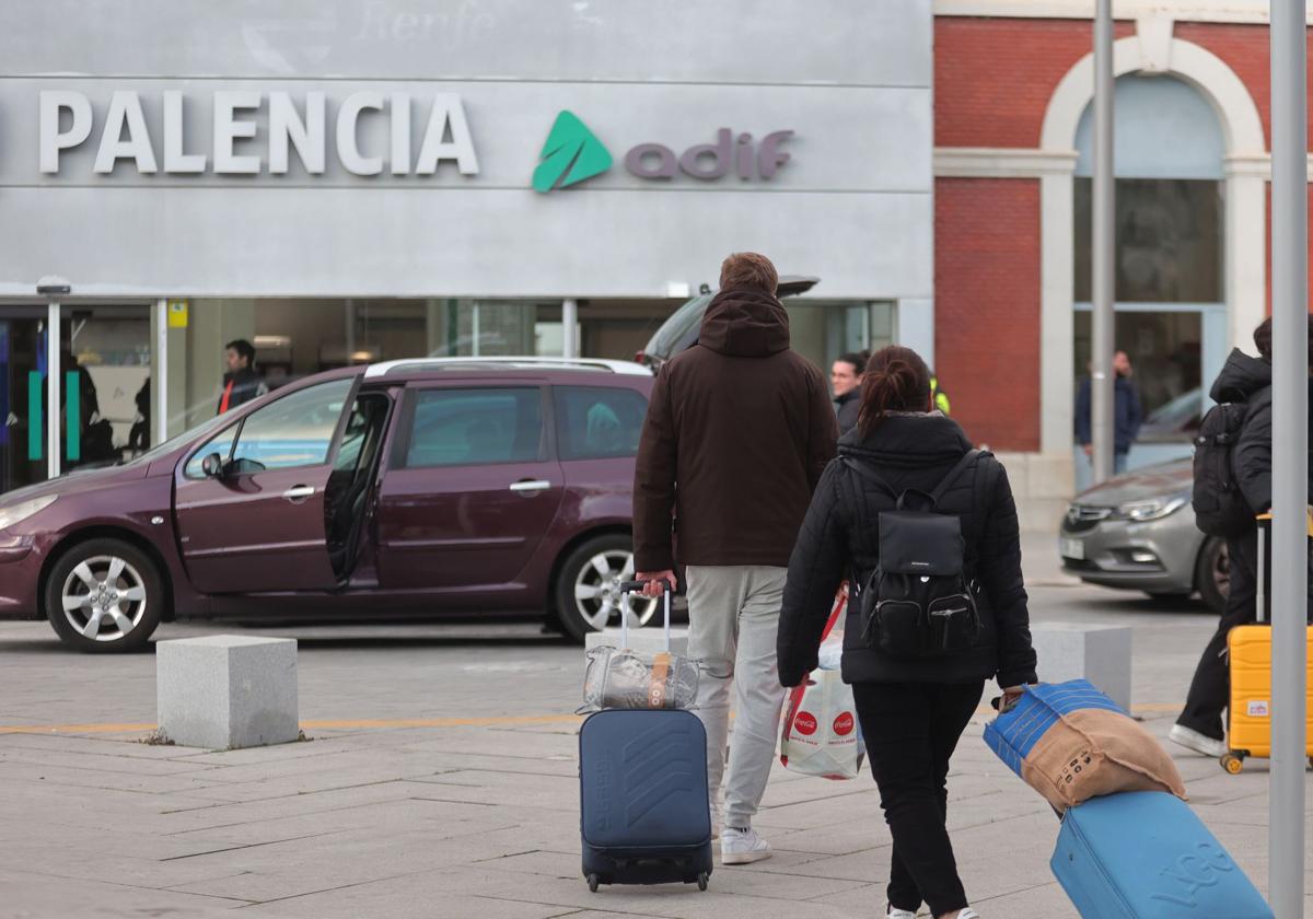 Viajeros con maletas acceden a la estación de tren de Palencia el año pasado.