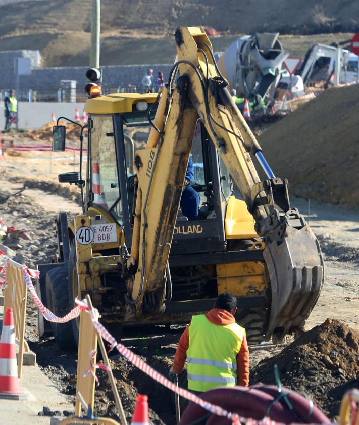 Imagen secundaria 2 - Arriba, los primeros movimientos de tierra en la parcela donde se edificarán pisos de alquiler para jóvenes; en el centro, obras en el teatro Cervantes, y abajo, excavadora en la urbanización del entorno de la ampliación del Hospital General. 