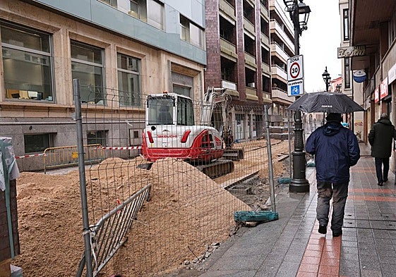 Obras de semipeatonalización en la calle La Cestilla, dentro de la Zona de Bajas Emisiones.