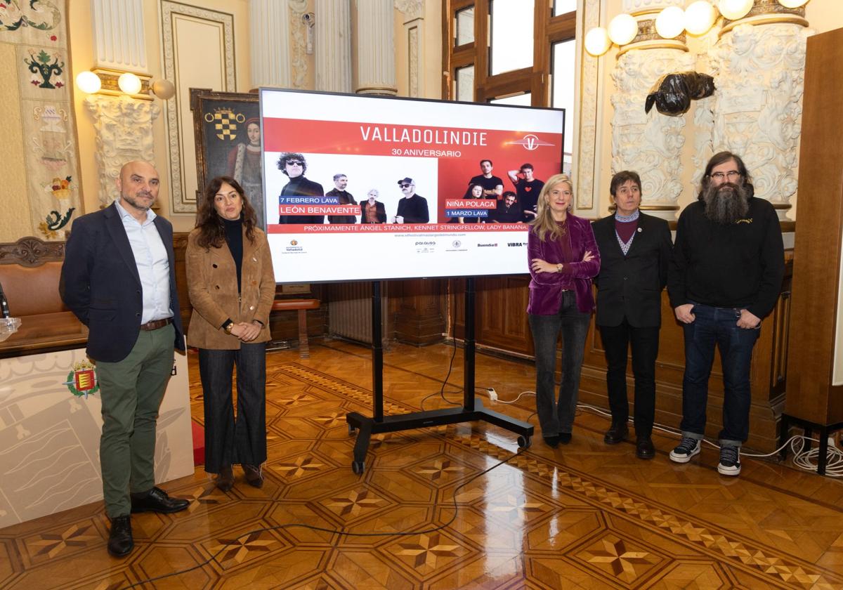 Los colaboradores de Palausa y la UVA, a la izquierda, junto a Irene Carvajal, Roberto Terne y Javier Vielba, a la derecha.