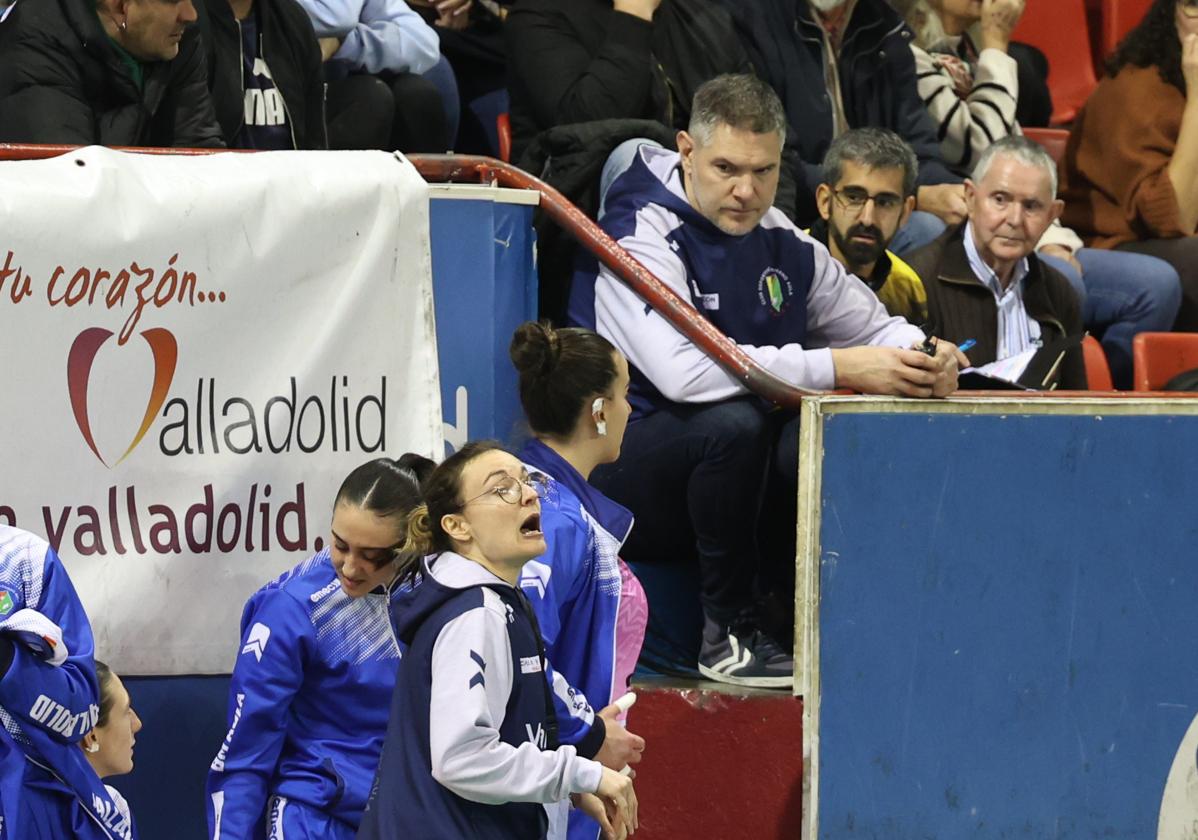 Salva Puig, en la grada el pasado sábado tras su roja.