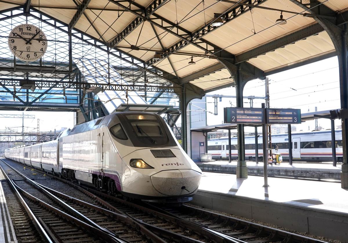 Imagen de archivo de un tren en la estación Campo Grande de Valladolid.