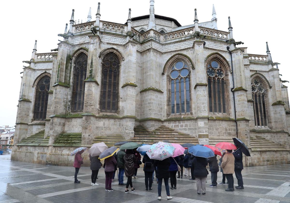 Turistas de Barcelona en el exterior de la Catedral de Palencia.