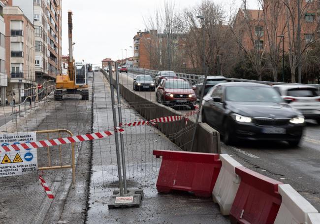 Maquinaria pesada sobre el viaducto en el lateral en obras.