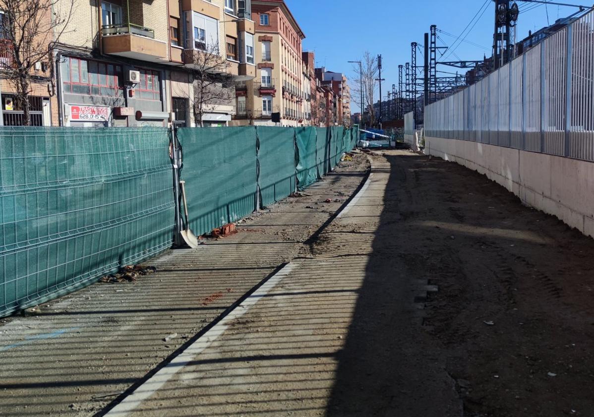 Imagen principal - Zona de la calle Estación. Tramo de acera sin rematar, murete y valla de la vía aún abierto y uno de los accesos al paso peatonal de Labradores, cerrado por las obras. 