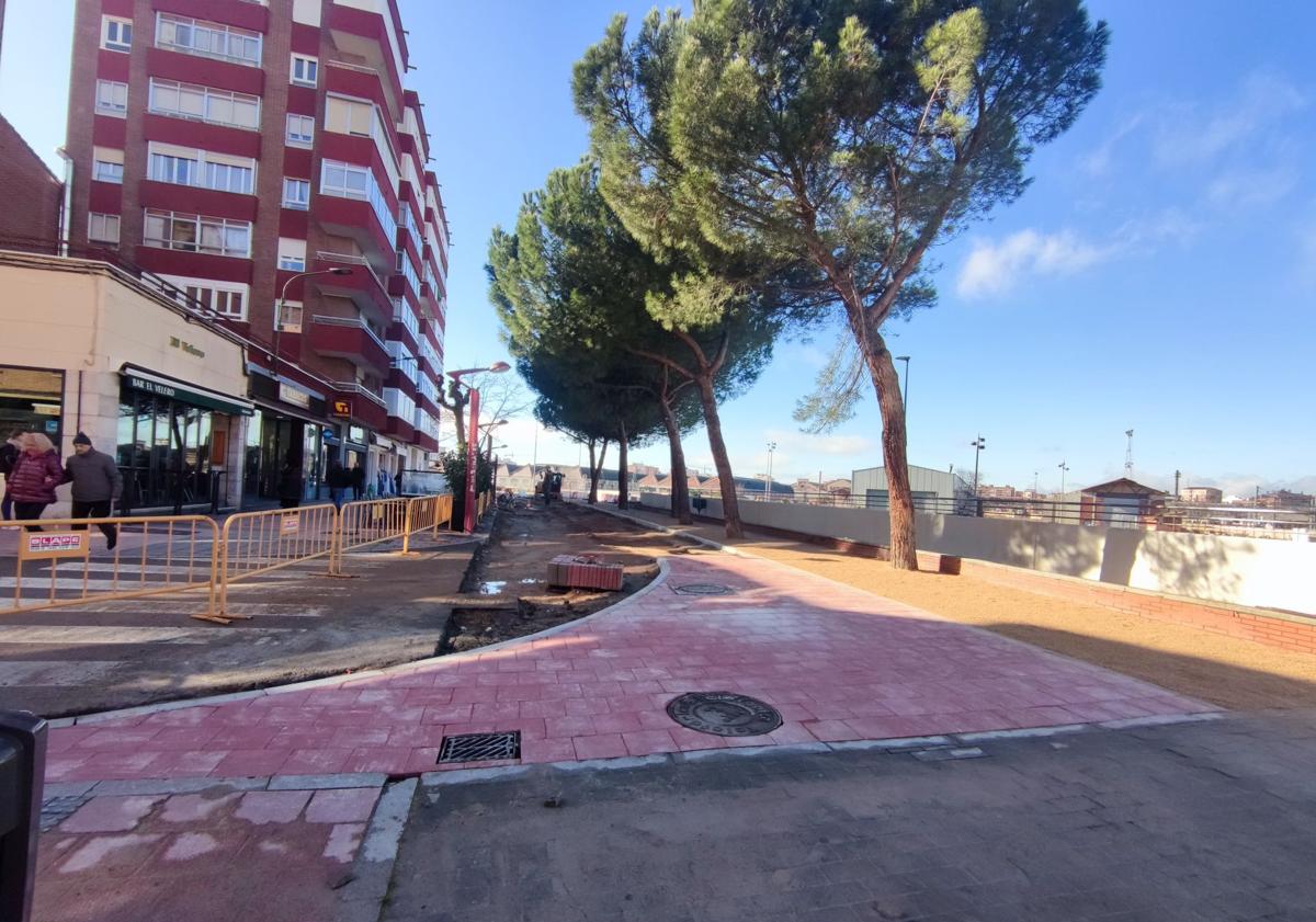 Imagen principal - Zona de Delicias. Adoquines en la nueva entrada hacia calle Mallorca, aún sin asfaltar; pasos peatonales provisionales entre zanjas y zona de conexión ciclista y peatonal Panaderos-Labradores sin rematar. 