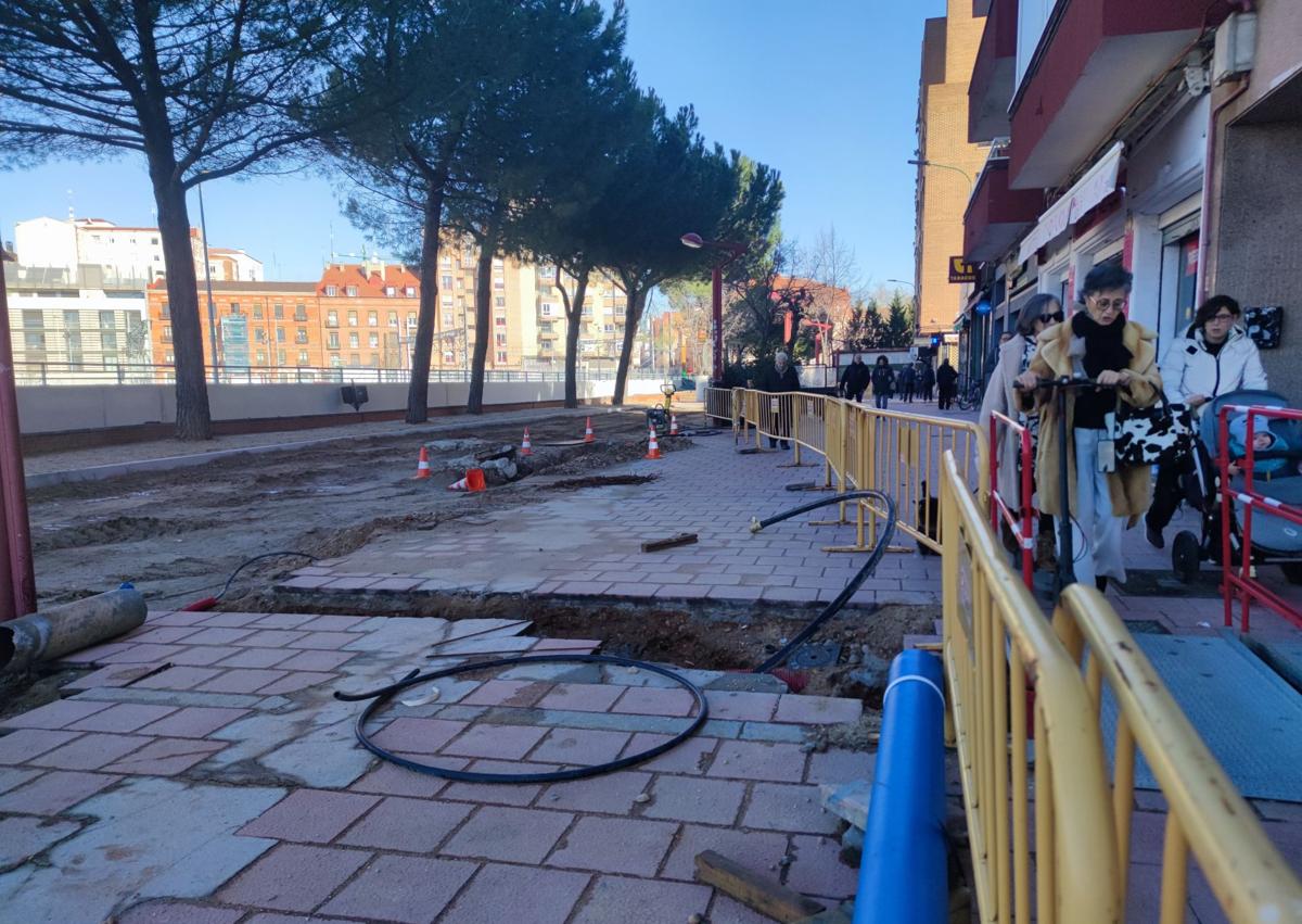 Imagen secundaria 1 - Zona de Delicias. Adoquines en la nueva entrada hacia calle Mallorca, aún sin asfaltar; pasos peatonales provisionales entre zanjas y zona de conexión ciclista y peatonal Panaderos-Labradores sin rematar. 