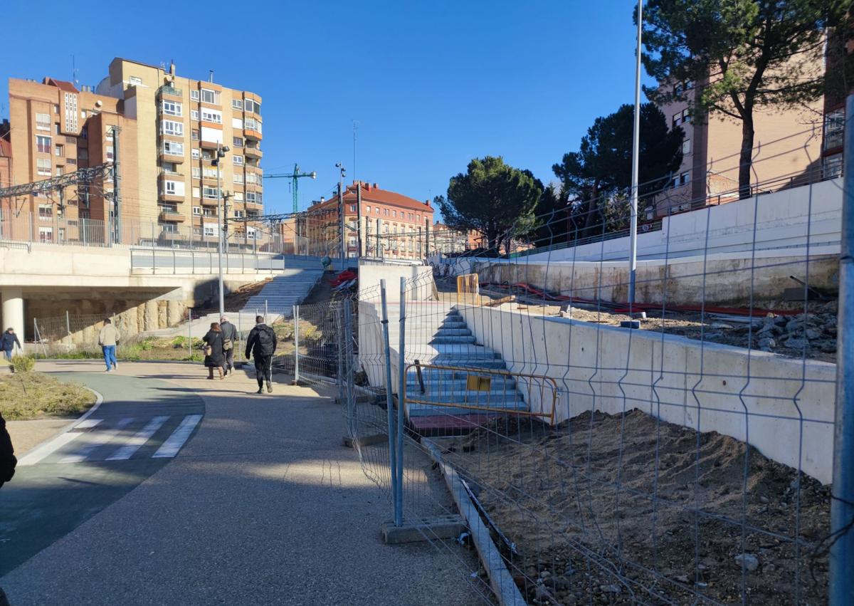 Imagen secundaria 1 - Zona del paso peatonal de Panaderos. Rampa sin acabar y escaleras de subida, recién instaladas. 