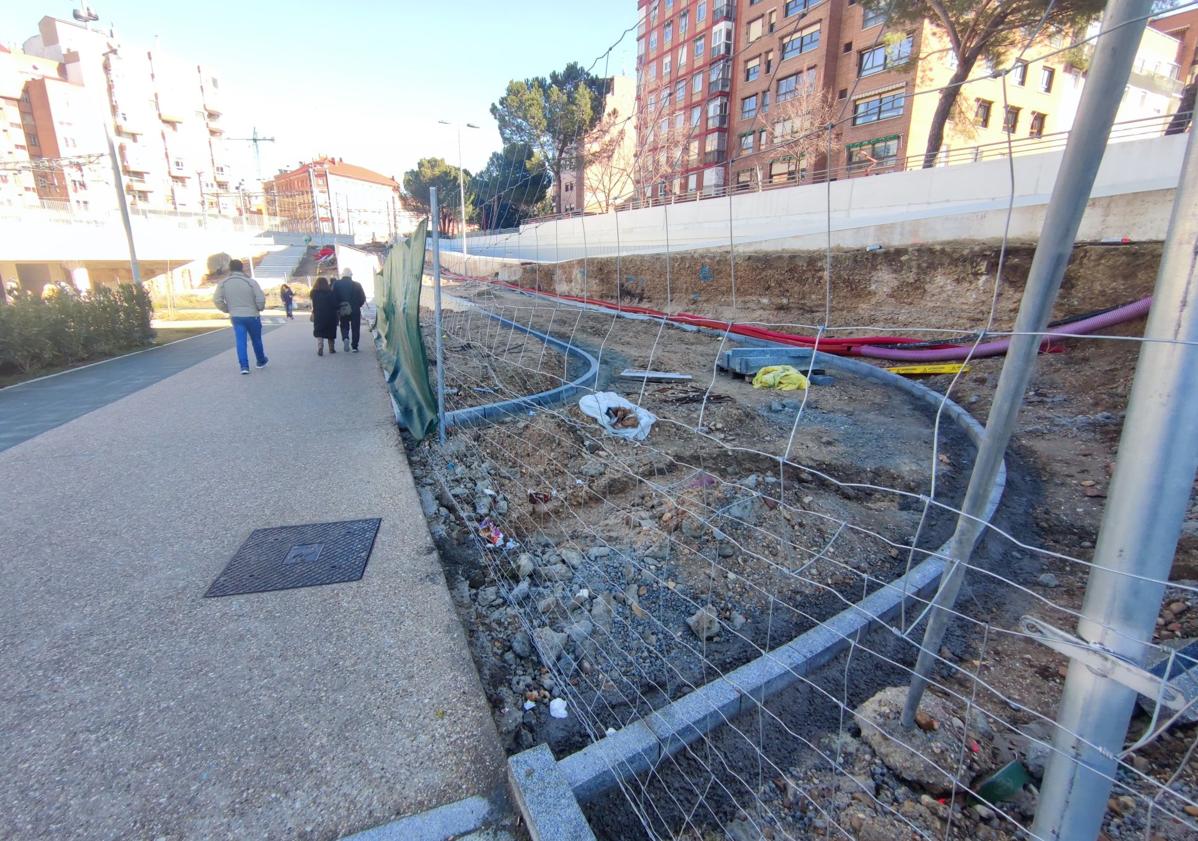 Imagen principal - Zona del paso peatonal de Panaderos. Rampa sin acabar y escaleras de subida, recién instaladas. 