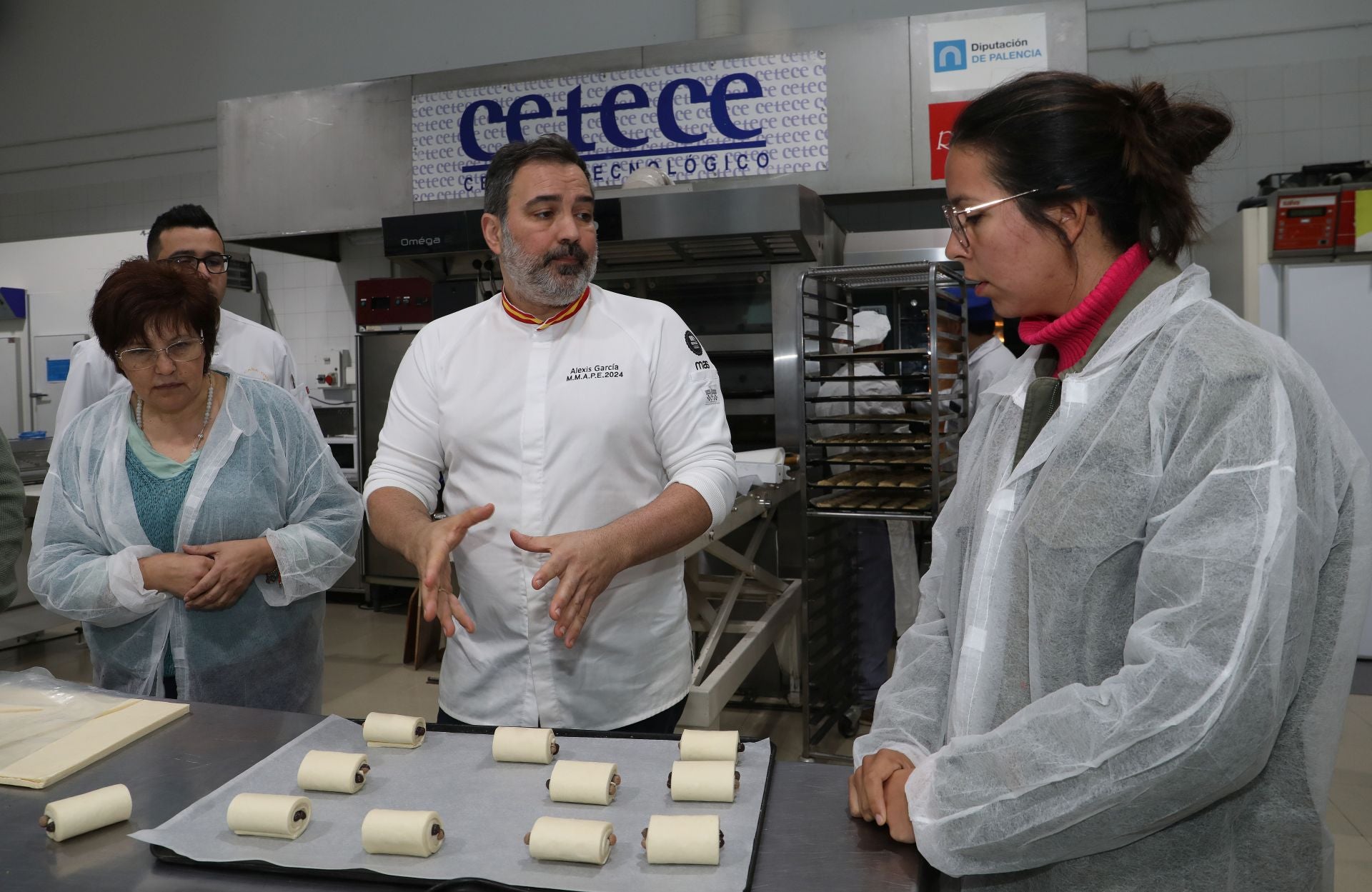 El pastelero Alexis García dirige un curso, el año pasado en el Cetece.