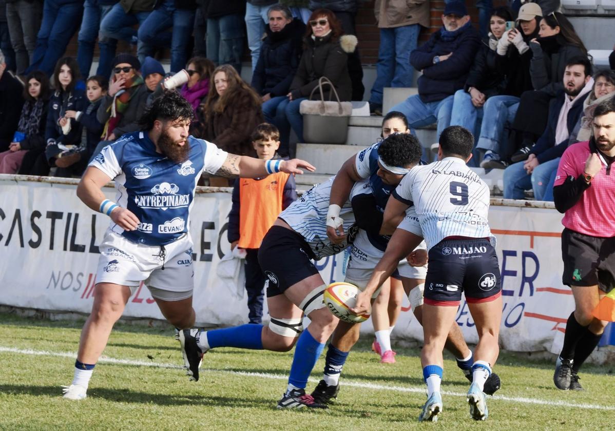 Placaje en el partido del Quesos ante Ciencias.