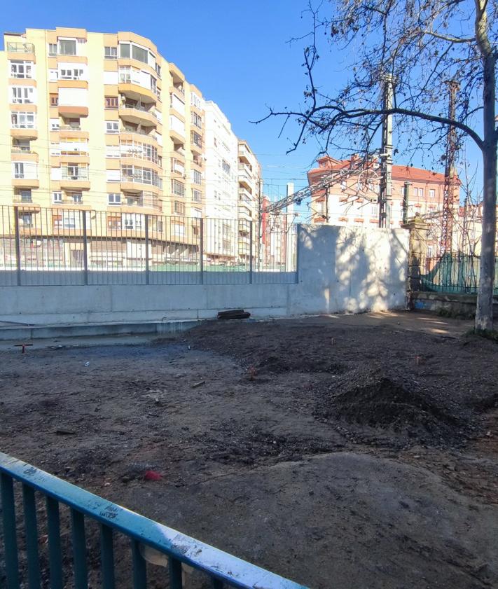 Imagen secundaria 2 - Zona de Delicias. Adoquines en la nueva entrada hacia calle Mallorca, aún sin asfaltar; pasos peatonales provisionales entre zanjas y zona de conexión ciclista y peatonal Panaderos-Labradores sin rematar. 