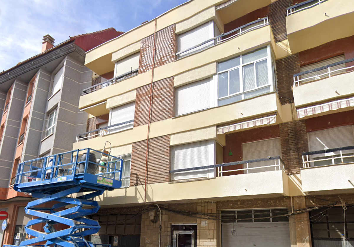 El portal de la vivienda de La Bañeza donde esta madrugada ha tenido lugar el suceso.