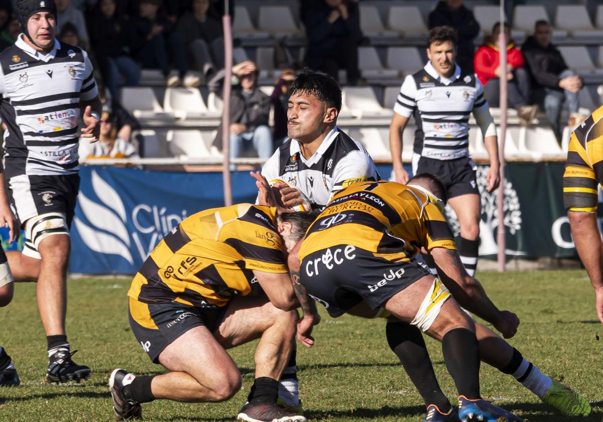 Placaje en el partido del Chami ante Recoletas Burgos.