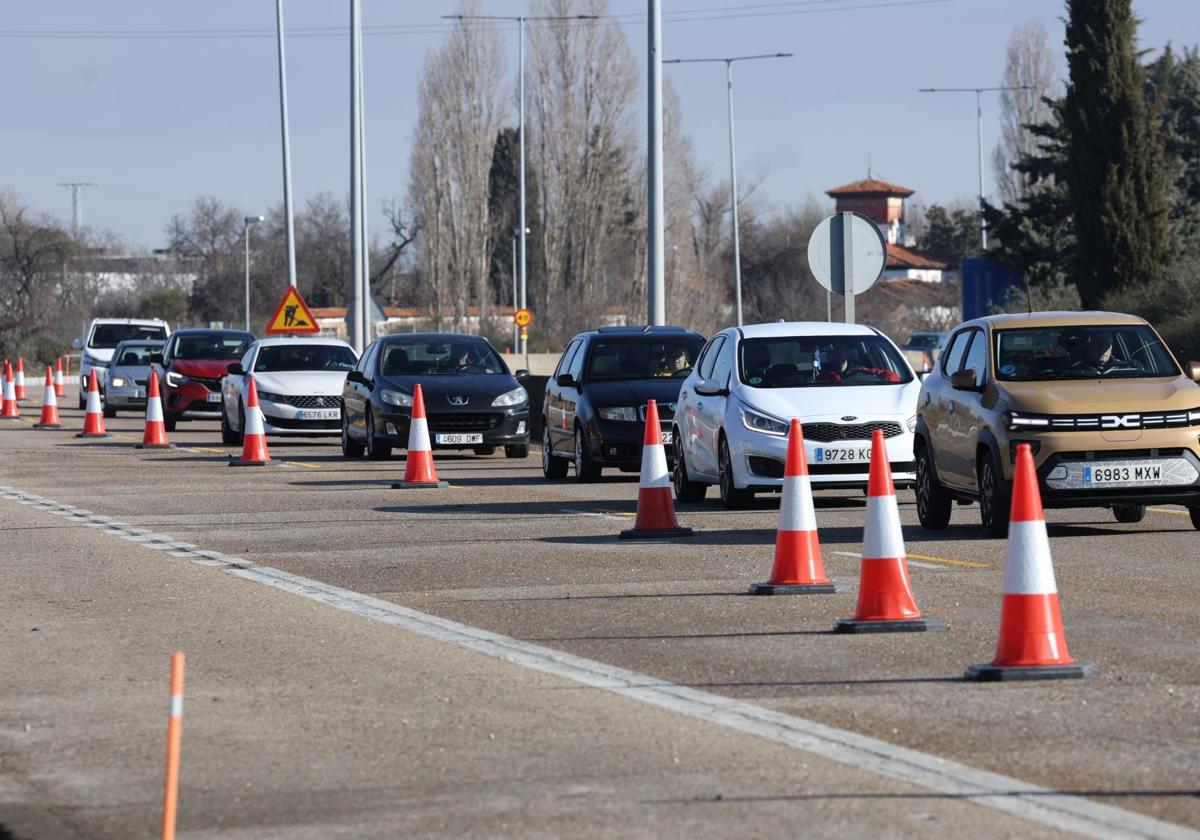 Los vehículos circulan en fila india por el corte de un carril en la ronda VA-20, entre las carreteras de Soria y Segovia.