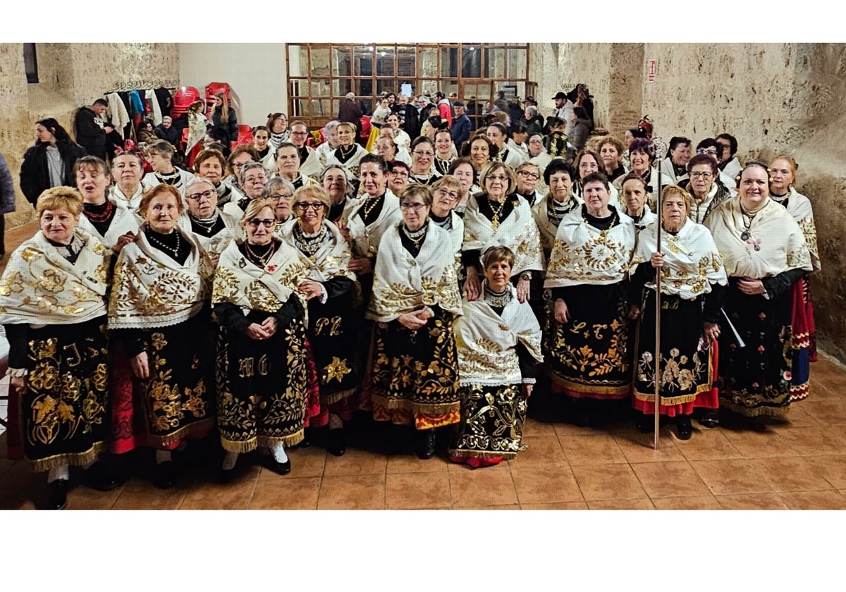 La águedas de Tiedra posan en el Pósito durante uno de sus bailes de rueda