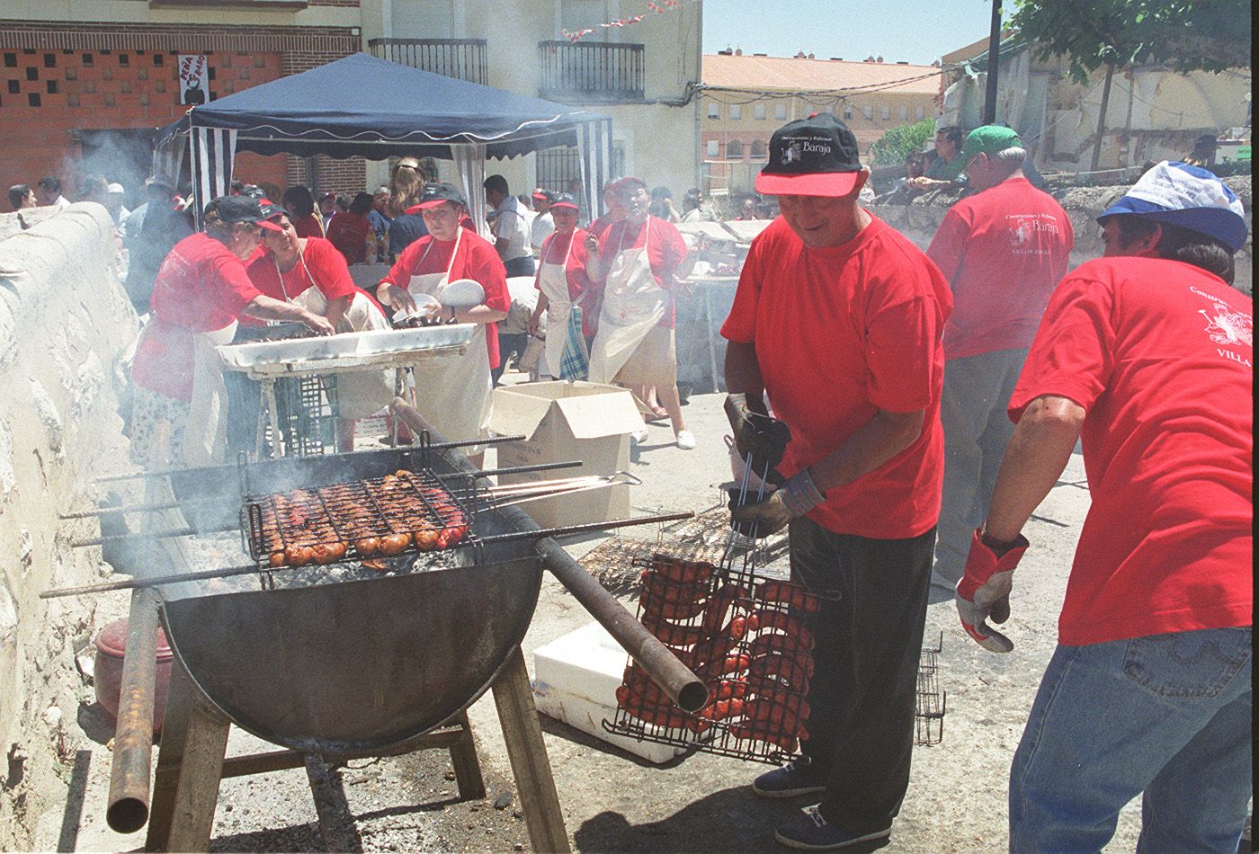 Cocineros y parrillas a pleno rendimiento, durante el almuerzo de hermandad en la Plaza Mayor de Zaratán. 24 de junio de 2000.