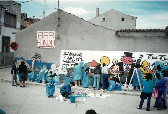 Jóvenes y niños del municipio pintan un mural en abril de 1991.